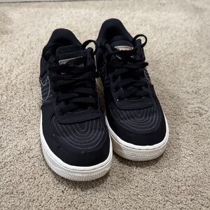Kids Nike Air Force 1 LV8 'Moving Company - Black' DV1622-001